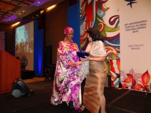 Diretora Executiva da ONU Mulheres, Phumzile Mlambo Ngcuka, recebe prêmio na Cúpula Global das Mulheres/