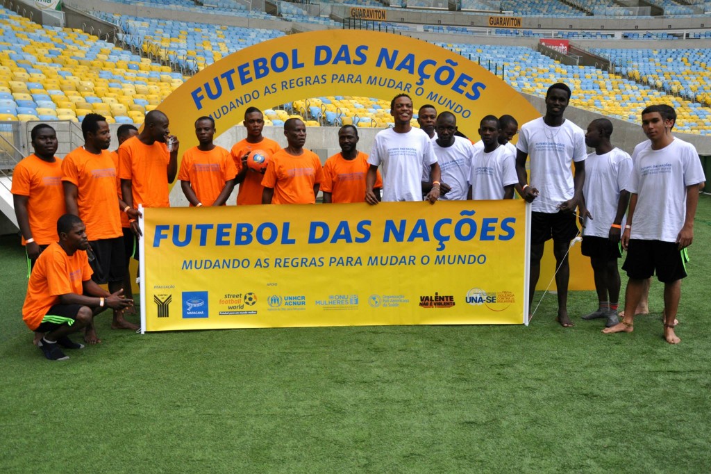 “Futebol das Nações” é lançado no Maracanã com refugiados em dia de estrelas “Futebol das Nações” é lançado no Maracanã com refugiados em dia de estrelas/