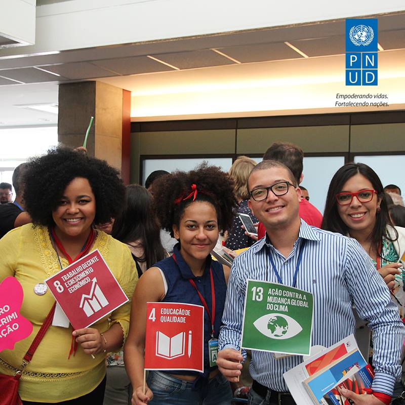 Bandeira dos Objetivos de Desenvolvimento Sustentável é hasteada na Casa da ONU em Brasília/