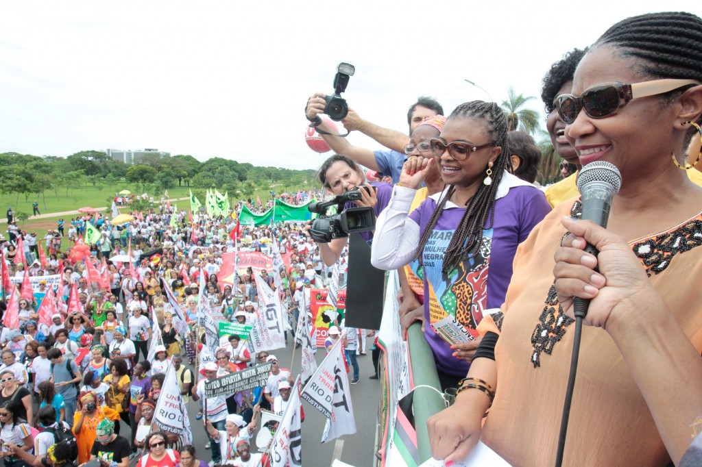 Diretora executiva da ONU Mulheres marcha com as mulheres negras brasileiras contra o racismo, a violência e pelo bem viver/