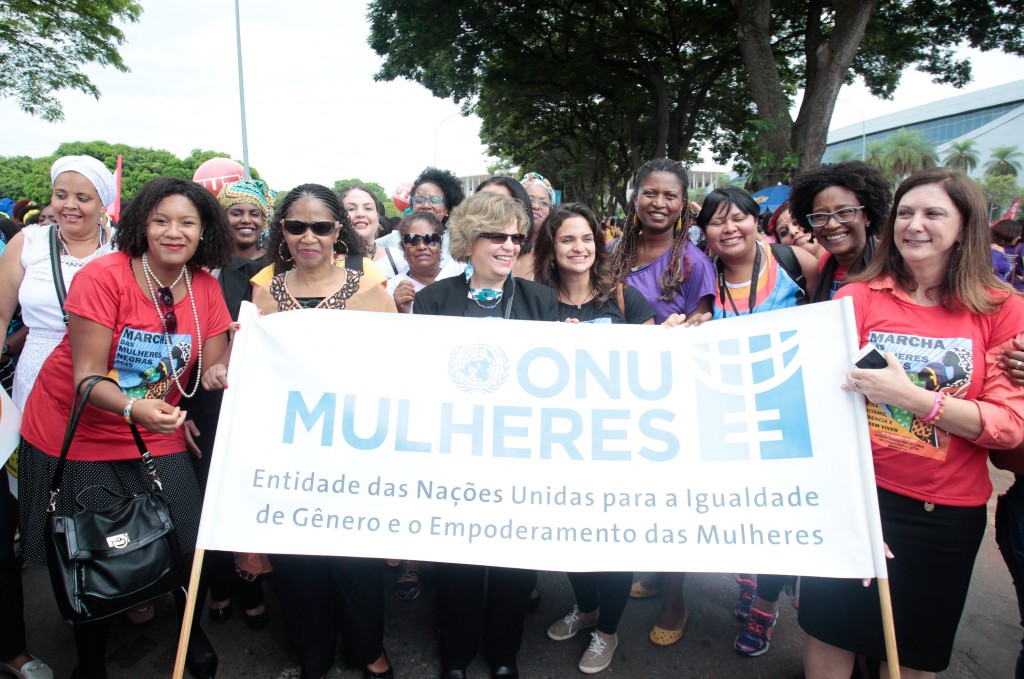 Diretora executiva da ONU Mulheres marcha com as mulheres negras brasileiras contra o racismo, a violência e pelo bem viver/