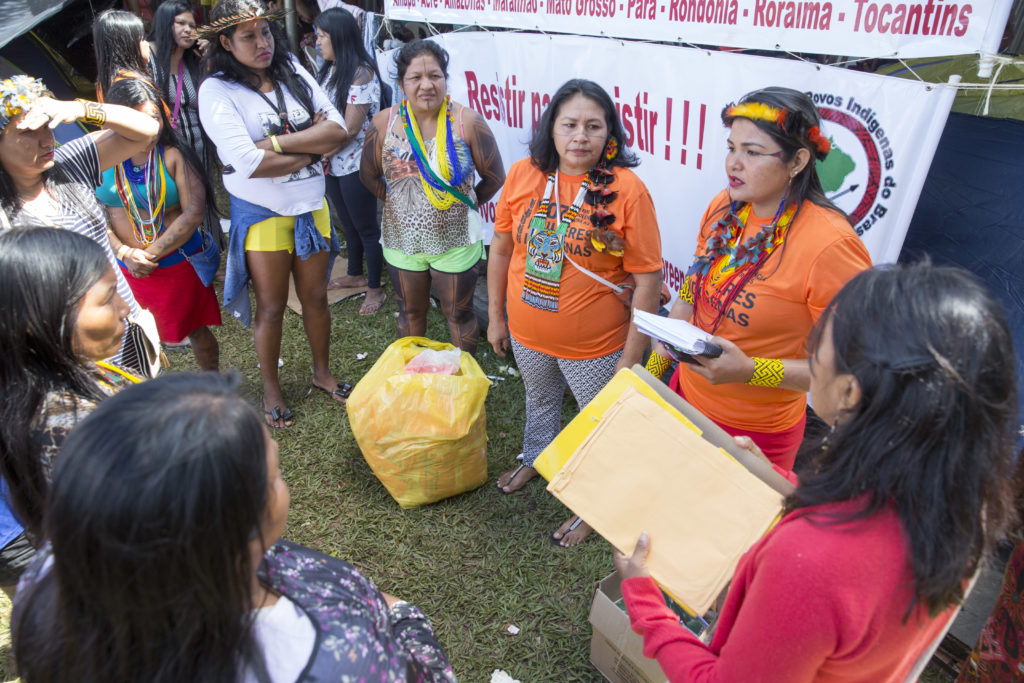 Mulheres indígenas fazem ato de adesão à campanha da ONU pelo fim da violência de gênero no Acampamento Terra Livre/violencia contra as mulheres onu mulheres ods noticias mulheres indigenas igualdade de genero direitosdasmulheres dia laranja 