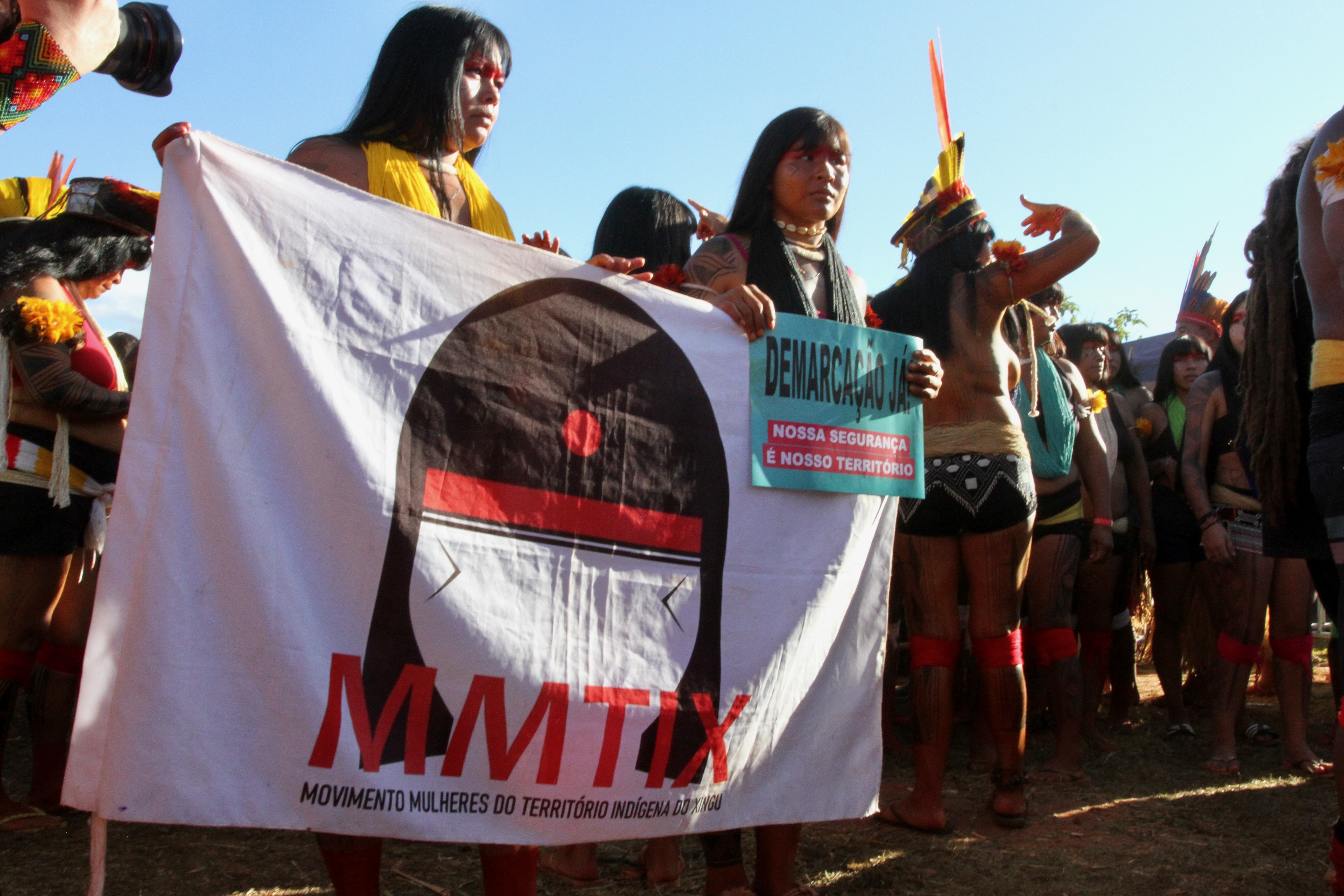 Direitos humanos de meninas e mulheres indígenas em relação a medidas de restrição aos direitos territoriais dos povos indígenas no Brasil/onu mulheres mulheres indigenas direitos humanos direitosdasmulheres 